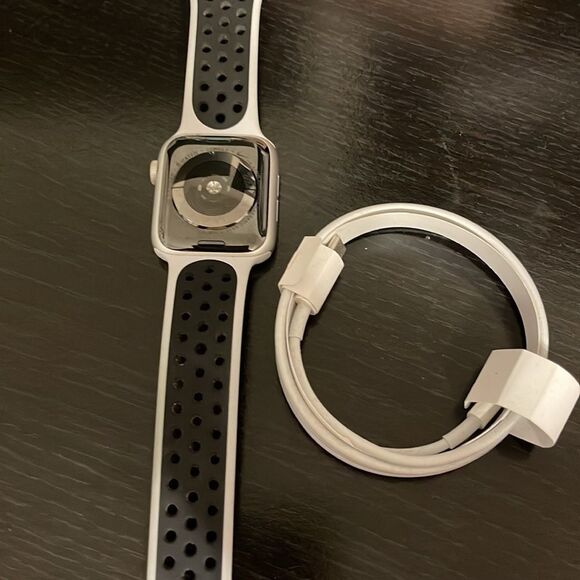 Silver aluminum Nike Apple Watch Series 5 - Picture 9 of 9